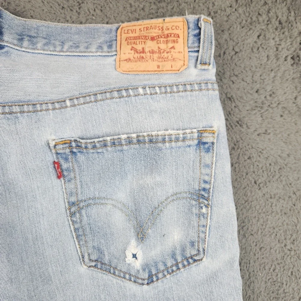 Levis natural distress